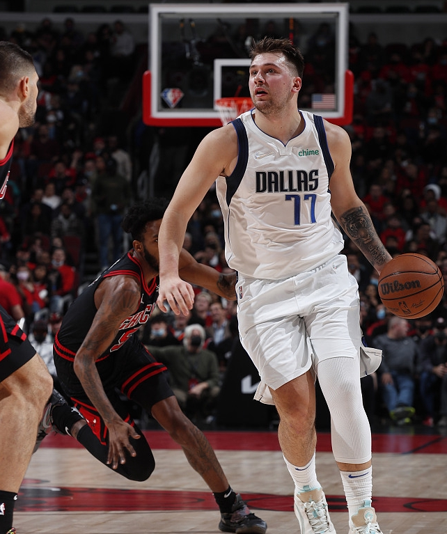  东契奇超神发挥独揽45分，独行侠加时力克快船队